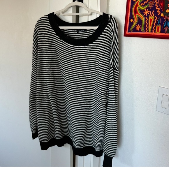 Black and white sweater - Picture 1 of 3
